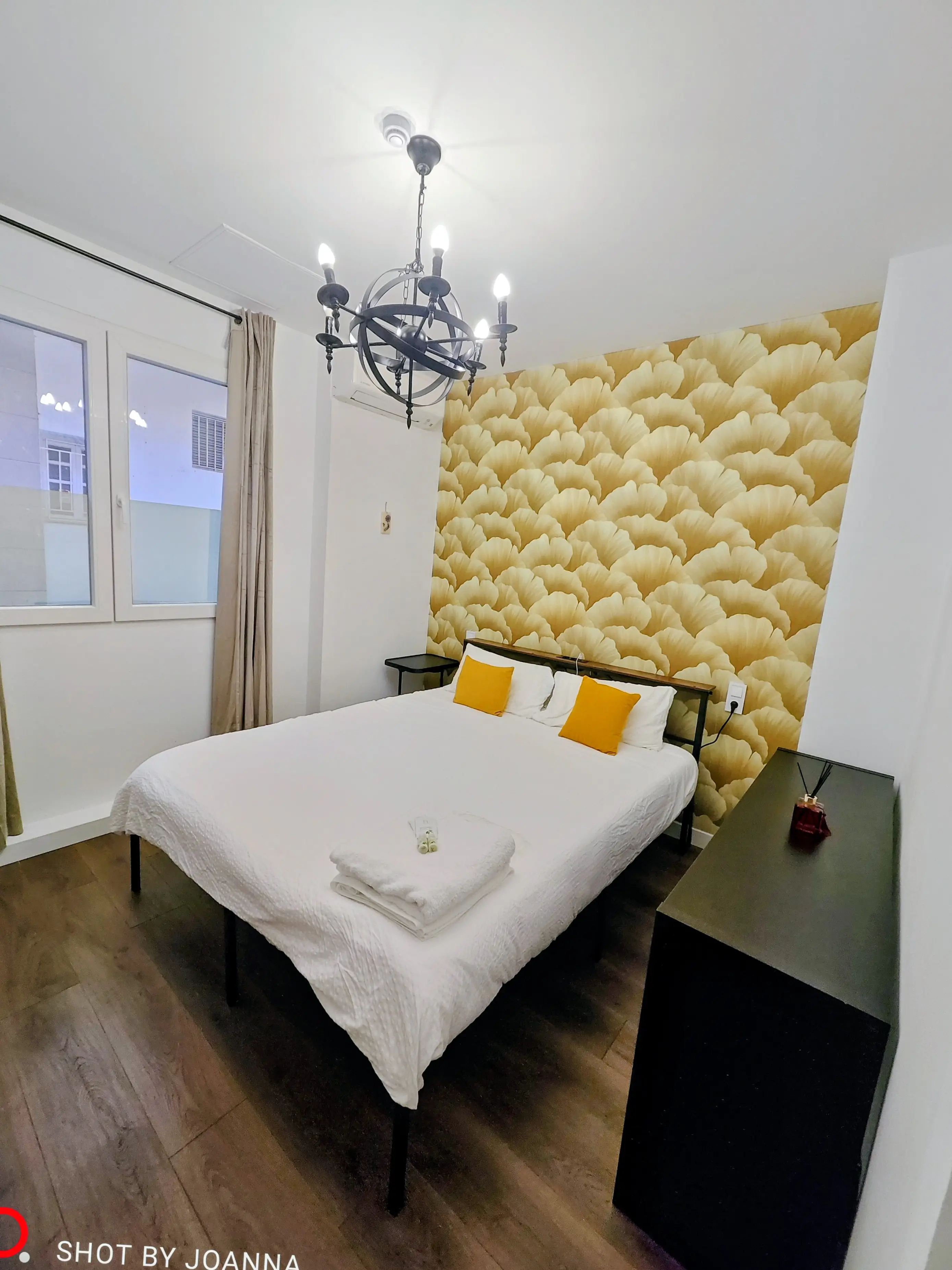 Detalle Monarch Room room bed towels window alquiler habitacion